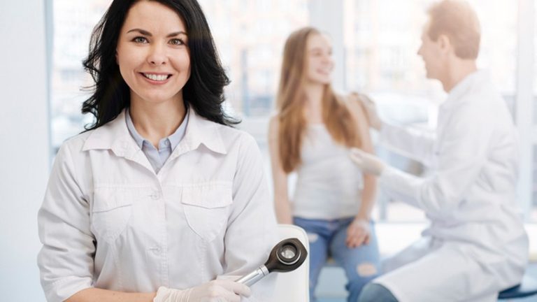 O que os dermatologistas indicam para odor nas axilas?